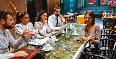 Domina la comunicación con ejemplos prácticos de escucha activa en el mundo del Coaching y las Startups