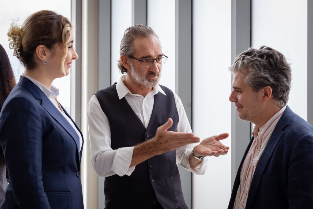 Conversar hacia el éxito: La arte de "preguntar si o no" en la estrategia de startups